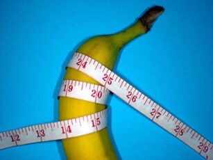 misurazione del pene durante l'ingrandimento usando una banana come esempio