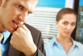 Un uomo pensa a un aumento del pene